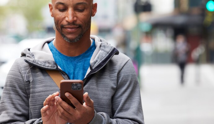 Uomo che guarda il cellulare